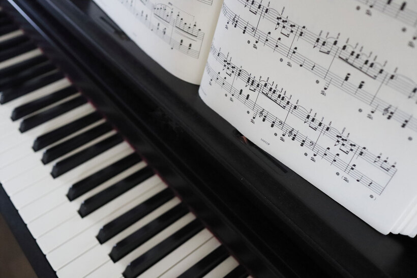 ピアノの鍵盤と五線譜の画像